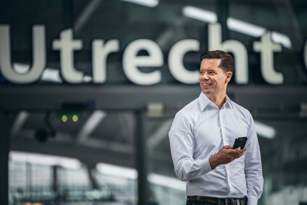 Michiel de Vries voor station Utrecht Centraal - MeDirect