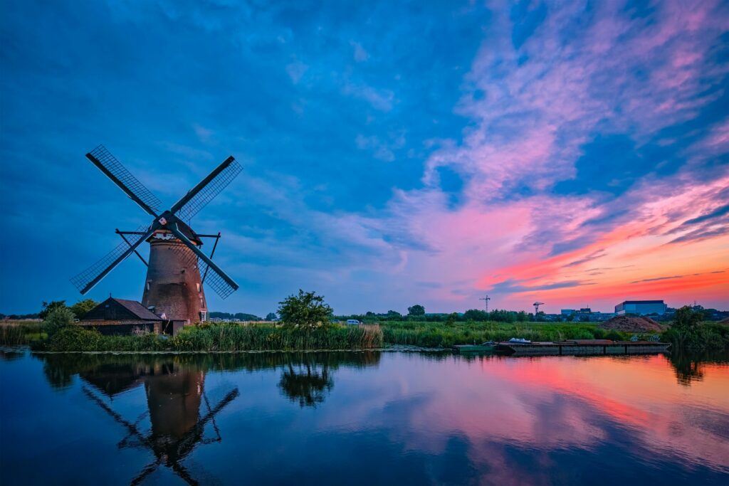 Molen in het vlakke Nederlandse landschap