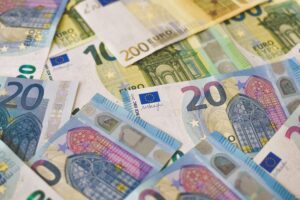 Verschillende eurobiljetten verspreid: Uit onderzoek blijkt dat veel Nederlanders moeite hebben om geld over te houden aan het einde van de maand.